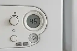 Panel sterowania pieca gazowego pokazuje, że jaka temperatura wody na piecu gazowym wynosi 45°C.