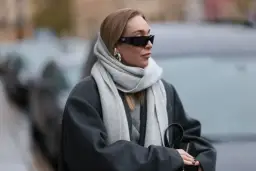 Jak nosić komin damski: 7 stylowych sposobów na każdą okazję