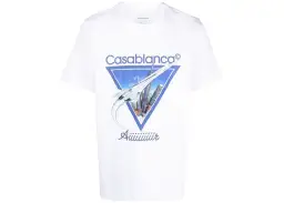 Weißes T-Shirt mit blauem Dreieck-Print: Concorde fliegt über Skyline, Schriftzug "Casablanca".