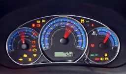 Ford Focus MK2: kontrolki świecą się, wskazując na problemy z silnikiem, hamulcami, poduszkami powietrznymi i niskim poziomem paliwa.