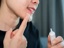 Pasta do zębów na pryszcze? Ile trzymać i dlaczego to mit!