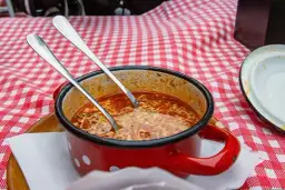 Jak dodawać śmietanę do zupy, aby uniknąć jej zwarzenia i grudek