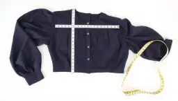 Jak zmierzyć bluzę? Poradnik "na płasko" dla idealnego dopasowania