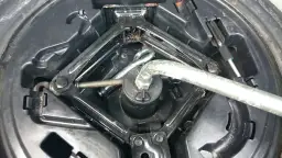 Fiat Doblo: Gdzie jest koło zapasowe i jak je wyjąć? Instrukcja