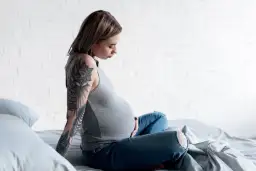 Tatuaż w ciąży: czy warto ryzykować? Co mówią lekarze?