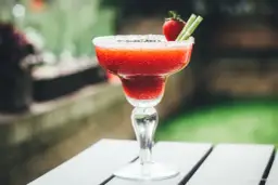 Proste drinki z likierem truskawkowym: Przepisy i porady