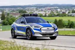 Policyjny Ford Mustang Mach-E z włączonymi sygnałami świetlnymi. Pamiętaj, kiedy można wyprzedzać pojazd uprzywilejowany.