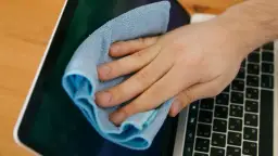 Czym czyścić laptop, aby uniknąć uszkodzeń i zyskać nowy blask?