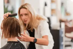 Jak znaleźć stylistę, który idealnie dopasuje fryzurę do Ciebie?