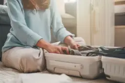 Jak zapakować sukienkę do walizki, aby uniknąć zagnieceń?