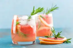 Najlepsze przepisy na drink z sokiem grejpfrutowym, które zachwycą gości