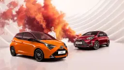 Pomarańczowy Aygo i czerwony Yaris Hybrid. Jaki samochód dla kobiety? Oba stylowe i miejskie.