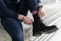 Długie skarpetki męskie: Jak nosić je modnie i z klasą?