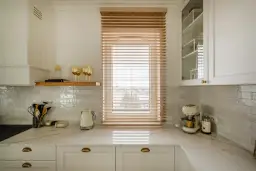 Żaluzje do kuchni: Ranking materiałów, porady i trendy 2025