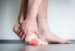 Palec krawca: Skuteczne leczenie i ulga w bólu poradnik