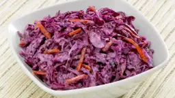 Surówka z czerwonej kapusty z marchewką w kremowym sosie.