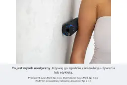 Roller do masażu ramienia przy ścianie, pomocny w domowym leczeniu bólu łokcia.