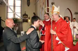 Kto udziela bierzmowania? Rola biskupa i kapłana w sakramencie