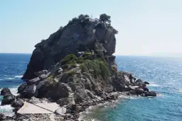 Gdzie kręcono Mamma Mia? Kaplica św. Jana na skale, Grecja.