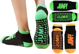 Skarpety sportowe antypoślizgowe z napisem "JUMP!" i zielonymi lub pomarańczowymi wypustkami dla lepszej przyczepności.