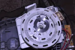 Mechanizm zwijacza z nawiniętą sprężyną. Zobacz, jak nawinąć sprężynę w zwijaczu, by działał sprawnie.