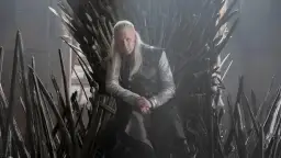 Mężczyzna z długimi blond włosami siedzi na Żelaznym Tronie, otoczony mieczami.