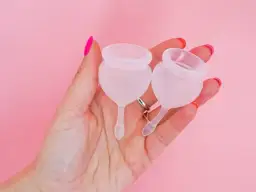 TSS: Jak bezpiecznie używać tamponów i kubeczków?