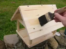 Jak zrobić karmnik dla ptaków instrukcja - proste sposoby na stworzenie przytulnego miejsca dla ptaków