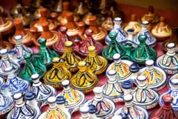 Najlepsze produkty i pamiątki - co warto kupić w Tunezji na bazarach