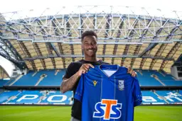 Piłkarz prezentuje niebieską koszulkę Lecha Poznań. Czy to nowy nabytek, o którym krążą lech pogłoski transferowe?