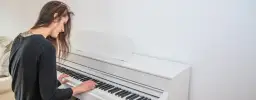 Jakie pianino dla początkujących? Wybierz najlepsze i uniknij błędów