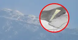Zimowy krajobraz Karkonoszy z narciarzami. W czerwonym okręgu mapa z zaznaczoną trasą, która może być niebezpieczna, niczym rynna śmierci.