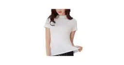 Frau in weißem T-Shirt mit Stehkragen und kurzen Ärmeln.