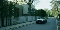 Czarny SUV podjeżdża pod nowoczesną willę. To właśnie tutaj gdzie kręcili, sprawa się rypła.