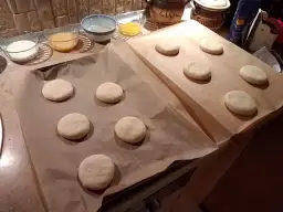 Ile piec bułki do hamburgerów, aby były idealnie rumiane?