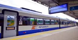 Na dworcu PKP Intercity, gdzie można kupić bilety na pociąg, stoi skład do Łodzi.