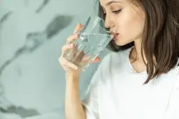 Odwodnienie a objawy psychiczne: jak brak wody wpływa na umysł