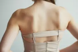 Przerób stanik do sukienki bez pleców: Proste DIY i triki!