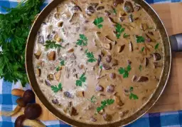 Jak zrobić sos grzybowy z mrożonych grzybów: przepis krok po kroku