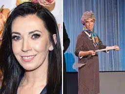 Krystyna z Kabaretu Nowaki w stroju starszej pani, z siwą peruką i w grochy.