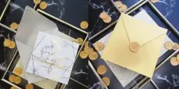 Jaka koperta na wesele? Wybierz idealny styl i kolor dla zaproszeń