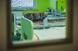 Pokój dziecięcy w szpitalu psychiatrycznym, łóżka z kolorowymi pościelami. Długi maksymalny czas pobytu w szpitalu psychiatrycznym może być trudny dla małych pacjentów.