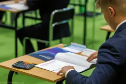 Zło w tekstach kultury: Analiza, przykłady, klucz do matury