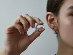 Jak łatwo zapiąć kolczyk kółko: 5 prostych kroków dla każdego