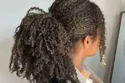 Proste i eleganckie fryzury z kręconych włosów na co dzień bez wysiłku