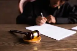 Sędzia pisze, a młotek leży obok. Czy uprawomocnienie wyroku przychodzi pocztą, czy przez kuriera?