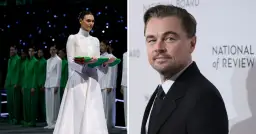 Leonardo DiCaprio na gali National Board of Review, obok modelki w białej sukni i grupy osób w zielonych strojach.