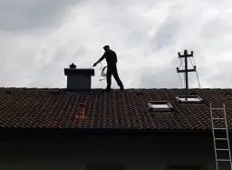 Skuteczne metody na wypalenie sadzy w kominie i bezpieczeństwo