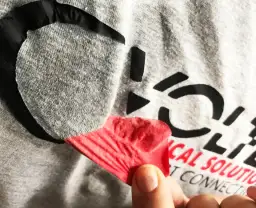 Skuteczne sposoby na to, jak pozbyć się naklejki z bluzy bez uszkodzeń