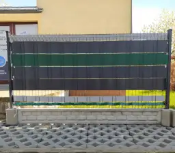 Czym osłonić ogrodzenie? Praktyczne sposoby na prywatność i estetykę